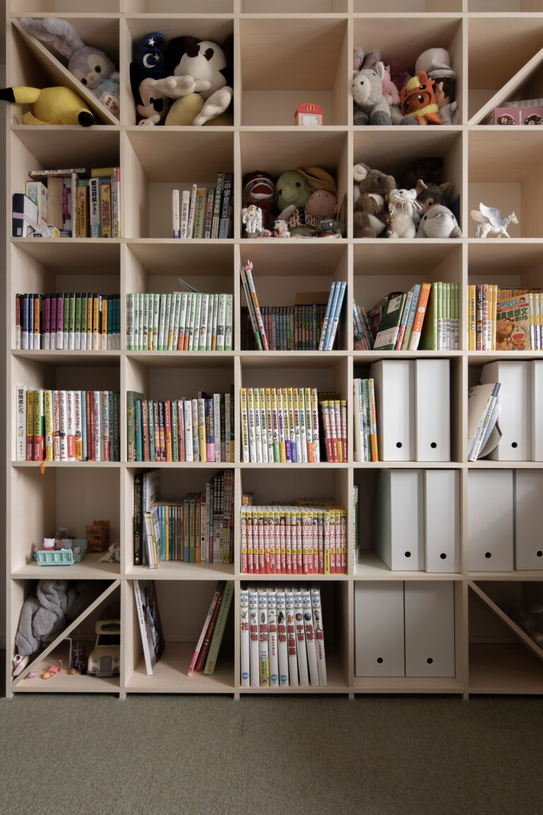 子供部屋の収納実例① 子供部屋の壁面に収まる本棚