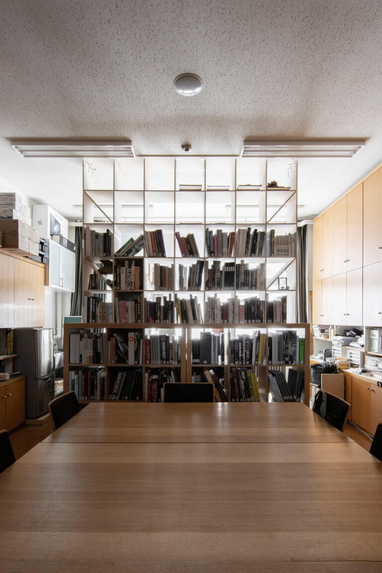 小規模オフィスのレイアウト⑥ 本棚の間仕切りによるアカデミックな研究室