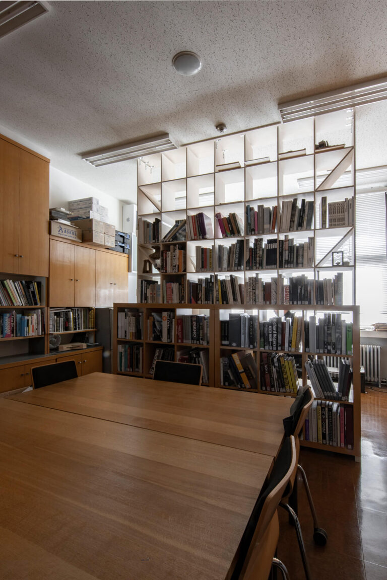 小規模オフィスのレイアウト⑥ 本棚の間仕切りによるアカデミックな研究室