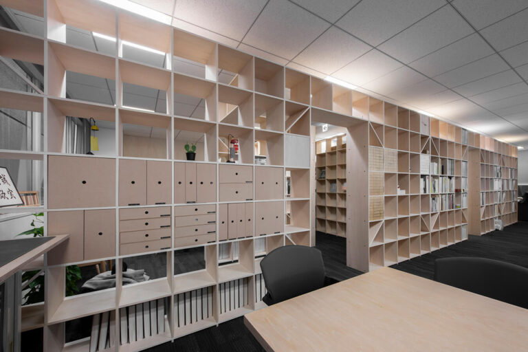 オフィスのおしゃれ本棚② オフィスの間仕切りにも活用できる本棚
