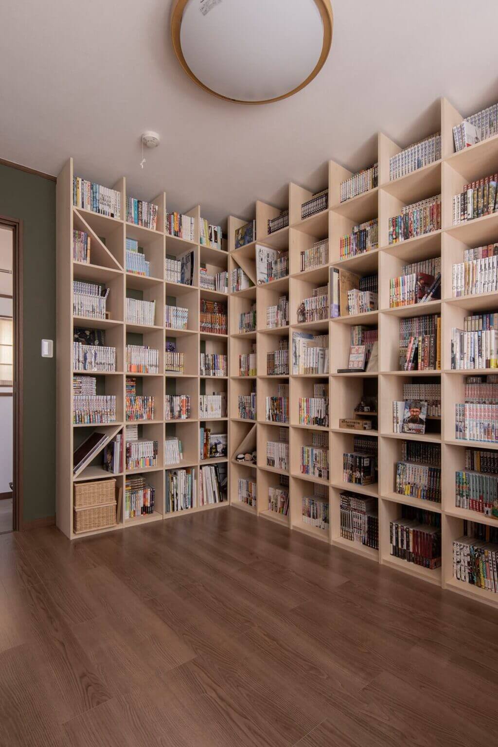 大容量でおしゃれな本棚に、好きな本がずらりと並ぶ爽快感