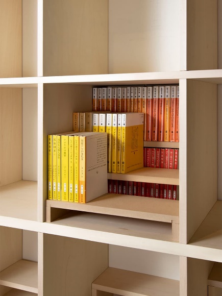 大容量でおしゃれな本棚の専用オプション「本棚の中の棚」
