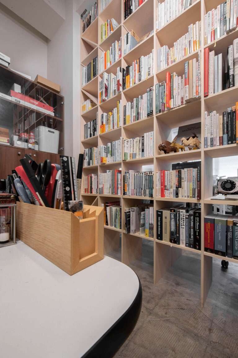 おすすめのオフィス大容量本棚⑧ インダストリアルなリノベ空間にも似合う本棚