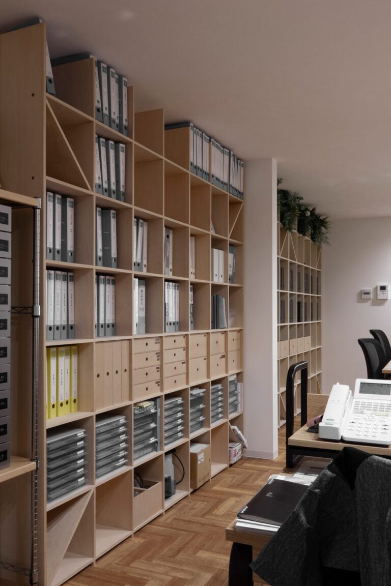 オフィスの大容量本棚を選ぶポイント③ 見せる収納と隠す収納を使い分ける