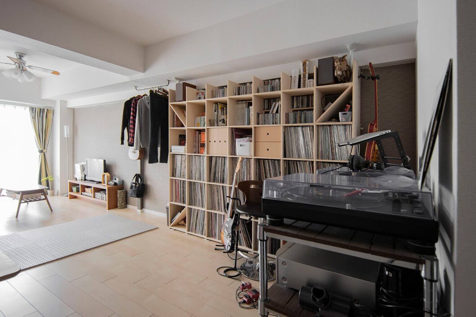DJブースを自宅に。マルゲリータの壁面収納でLPレコードやCDを見せる収納