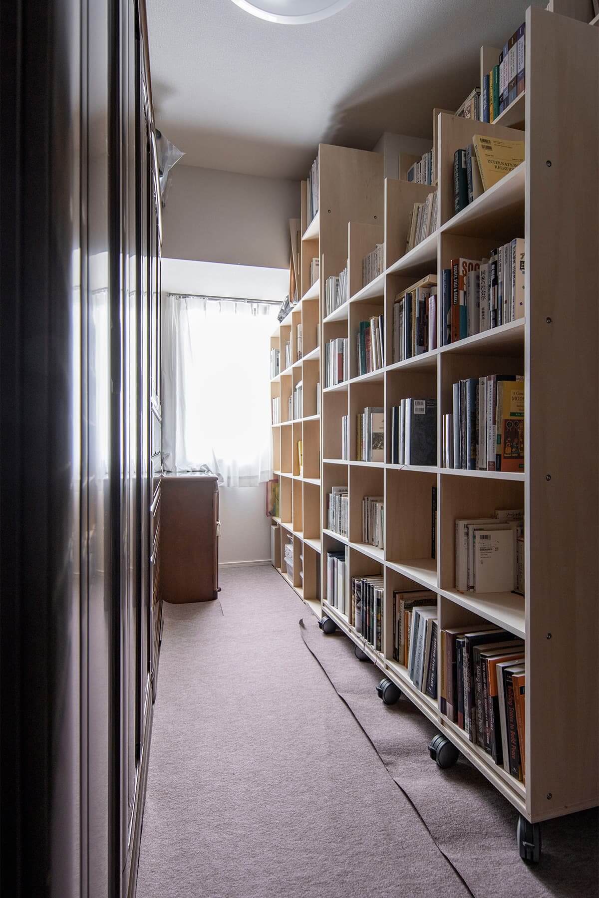 ローラー付収納本棚実例③：大型壁面収納を移動式書棚に