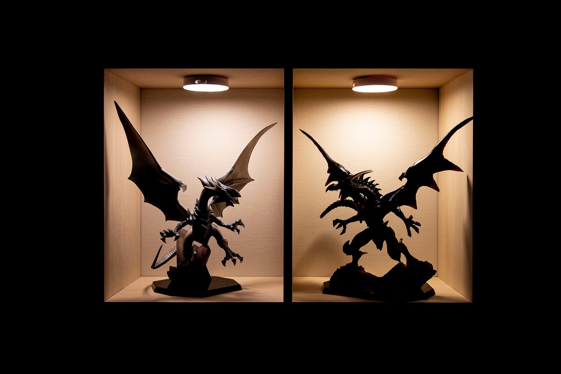 大型フィギュアの展示　ブルーアイズホワイトドラゴン（左）とレッドアイズブラックドラゴン（右）