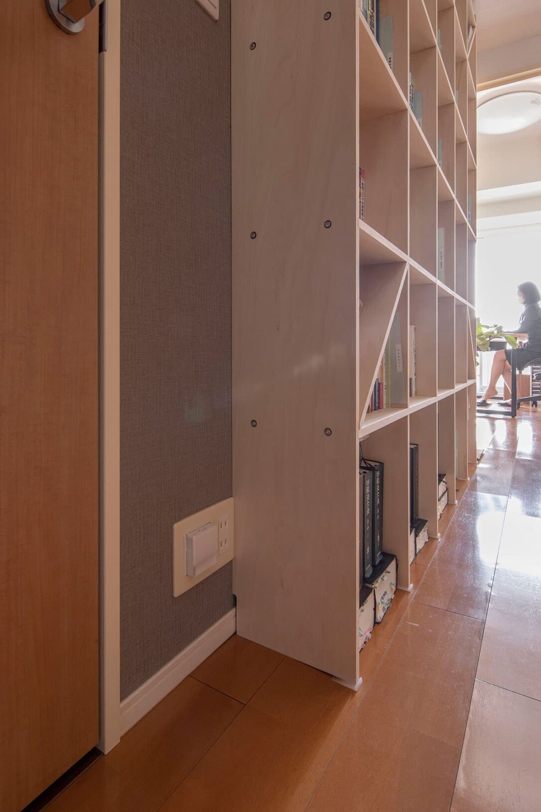 薄型本棚の実例⑥ 廊下を有効に使う