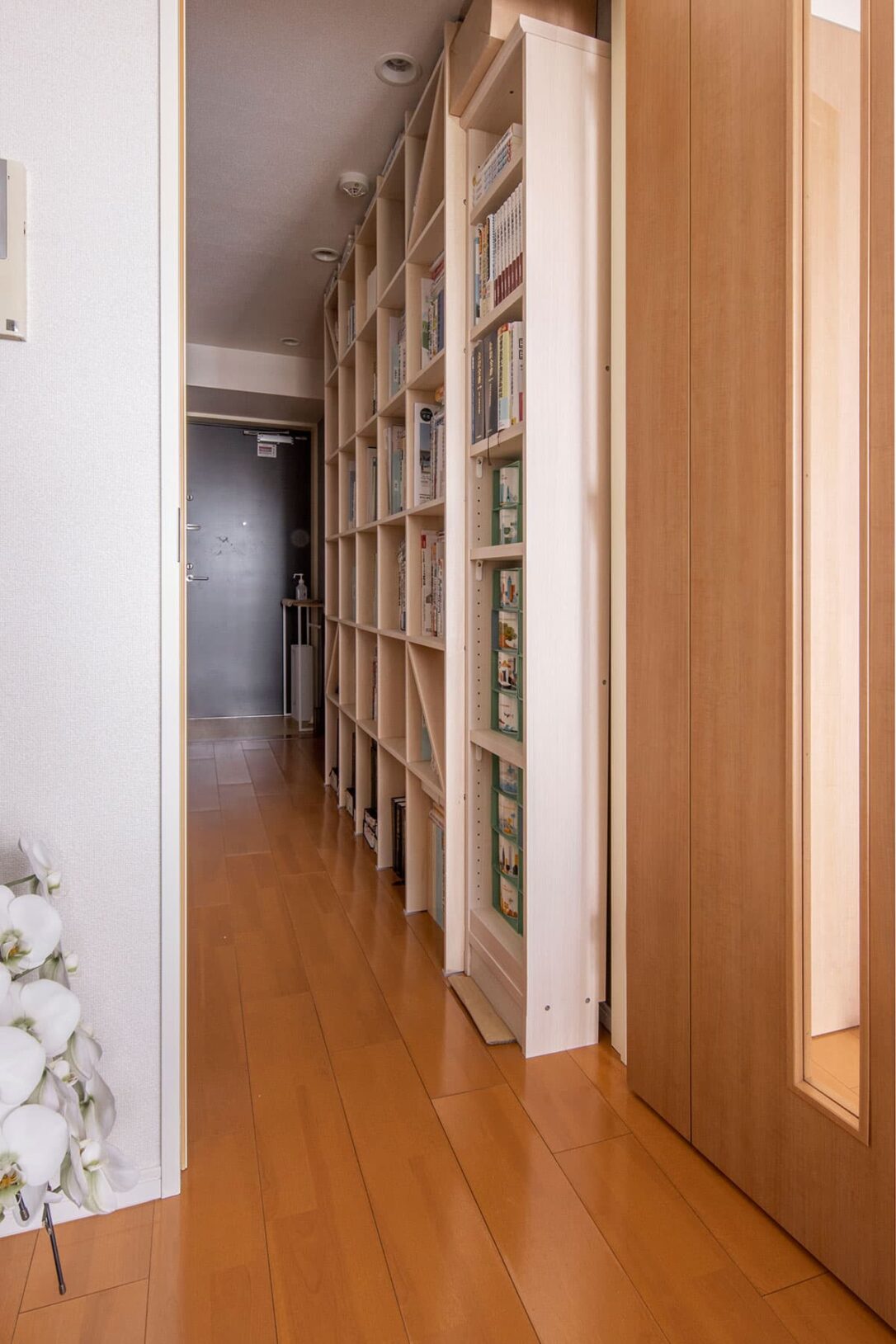 廊下を有効に使う – Shelf 壁一面の本棚 奥行350 – マルゲリータ使用事例