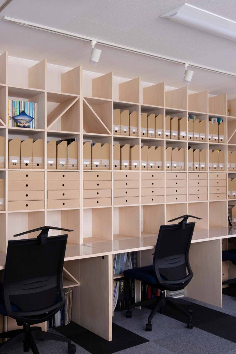 おすすめのオフィス大容量本棚⑪ 営業部署の情報共有に役立つオープンな収納棚
