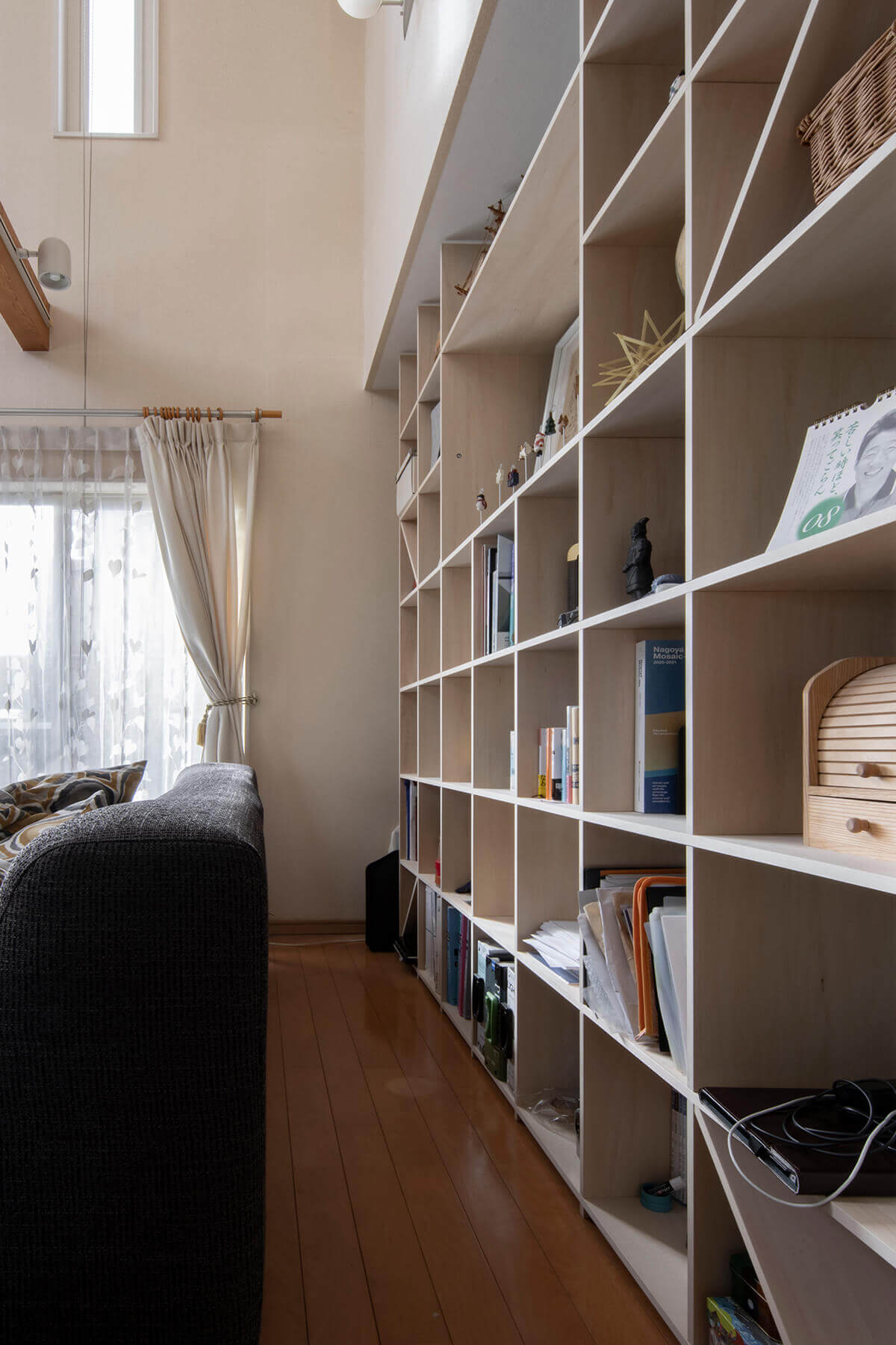 リビング収納棚のアイデア⑪ マルゲリータの「Shelf 開口部のある本棚」
