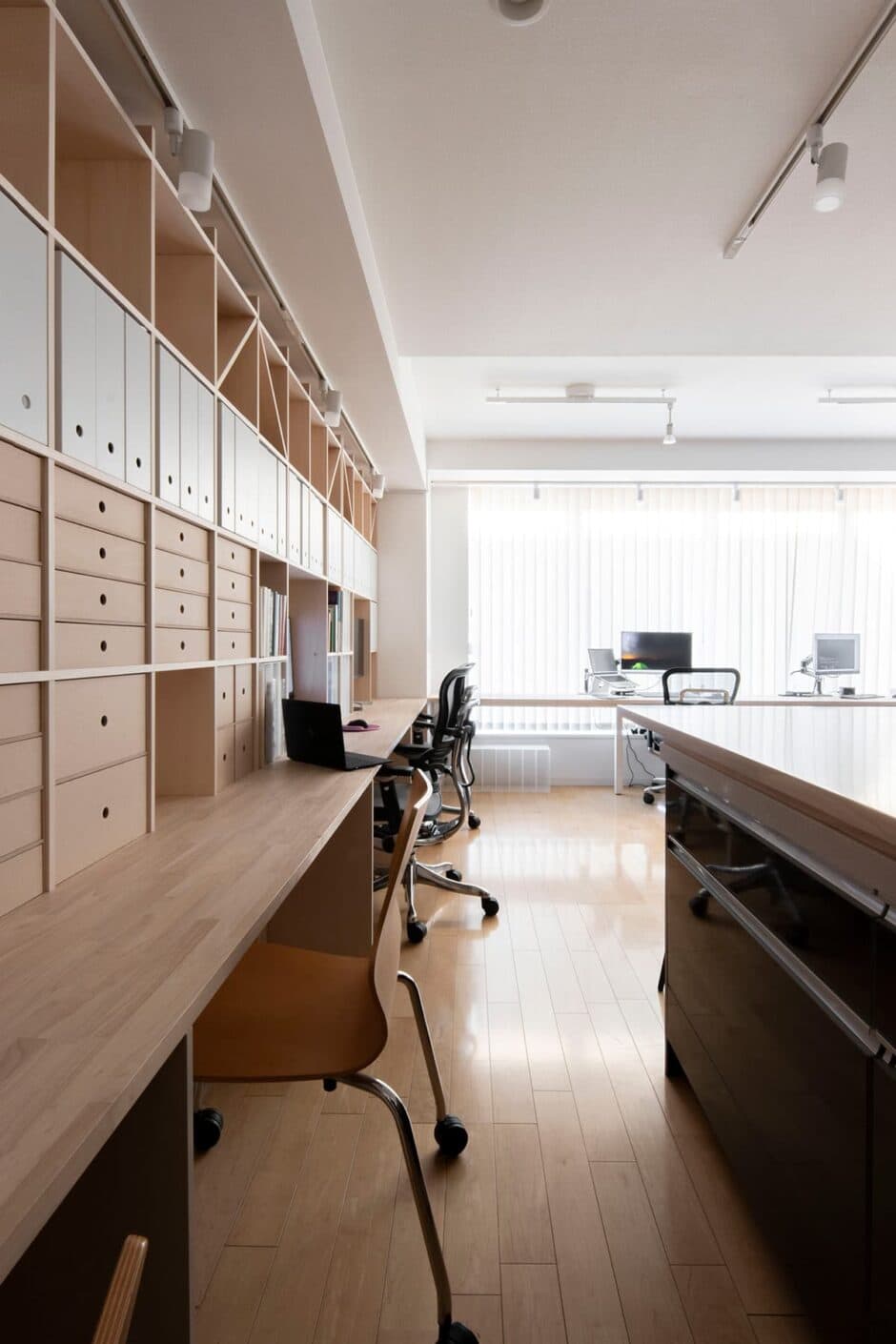 【オフィスの書類棚をおしゃれにする方法①】インテリア性もあるオープンな棚を配置