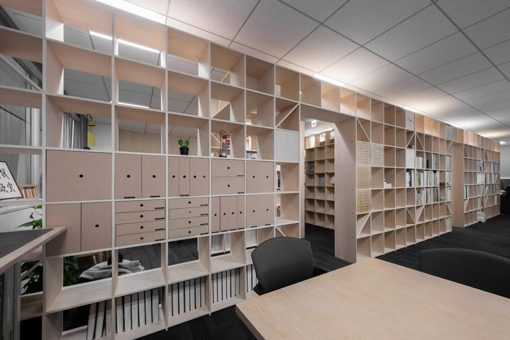 【オフィスの書類棚をおしゃれにする方法②】書類棚の配置を工夫して空間につながりを持たせる