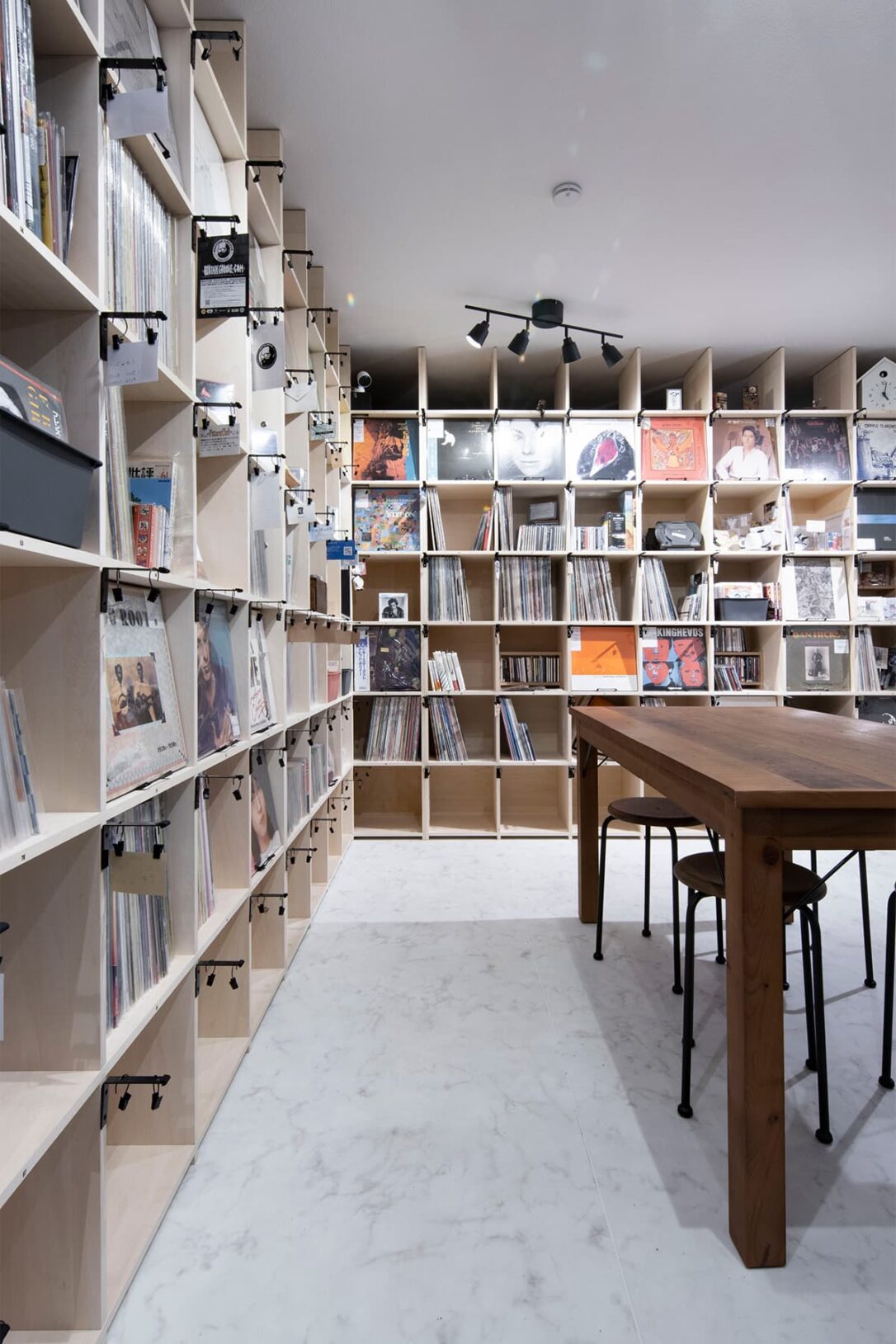 シェア型書店の音楽版 – Shelf 壁一面の本棚 奥行350mm – マルゲリータ使用事例
