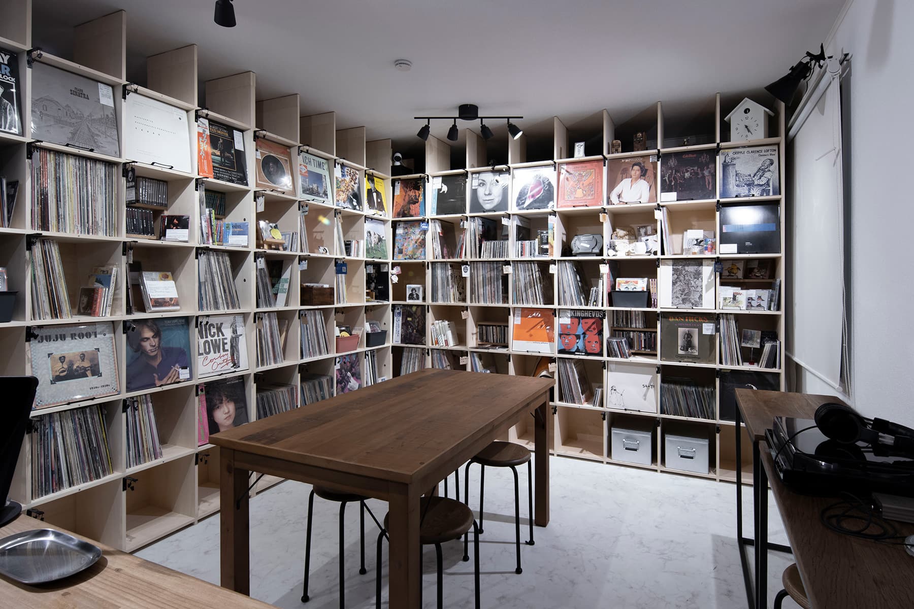 シェア型書店の音楽版 –tent record 壁一面のレコード棚