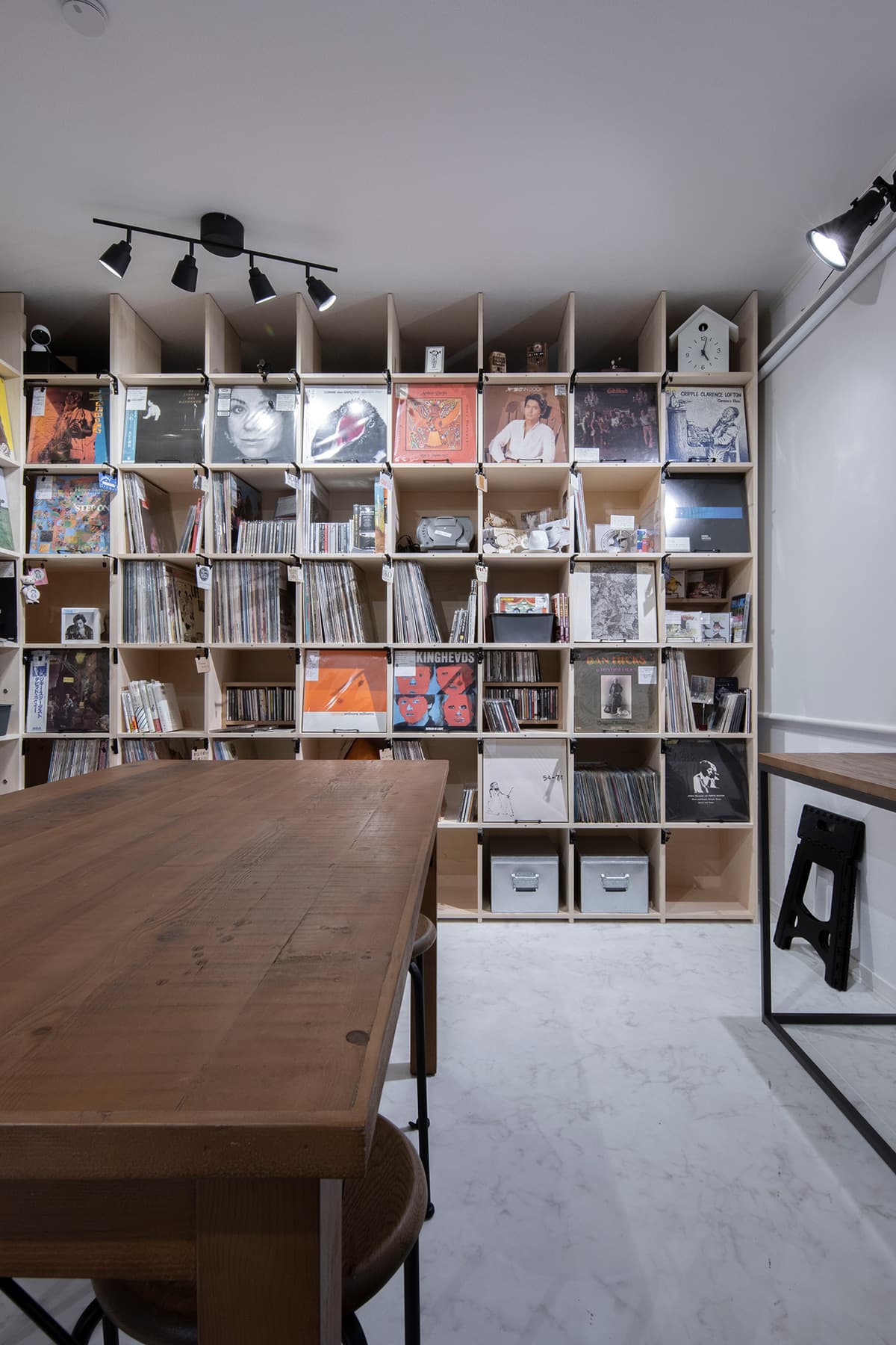 シェア型書店の音楽版 –tent record 壁一面のLPレコード棚
