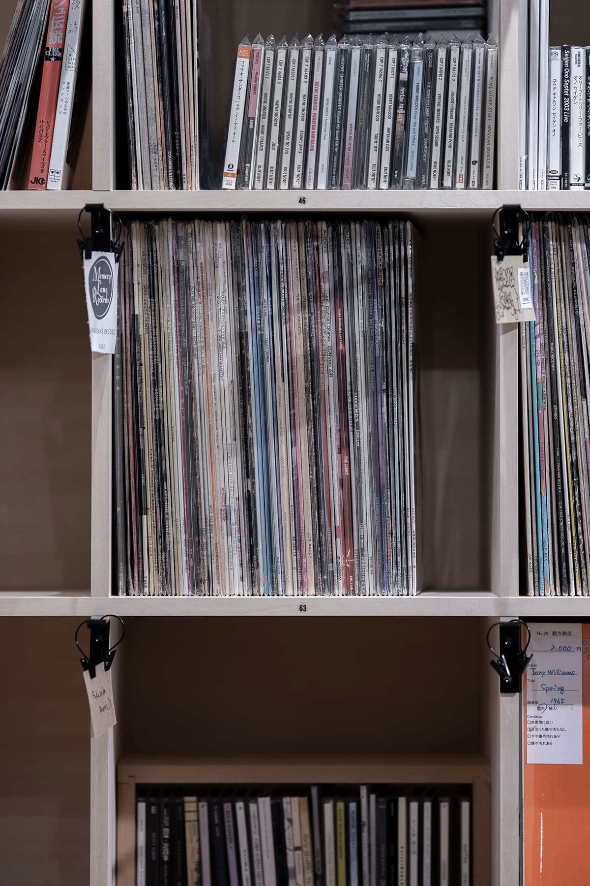 シェア型書店の音楽版 –tent record 壁一面のアナログレコード棚