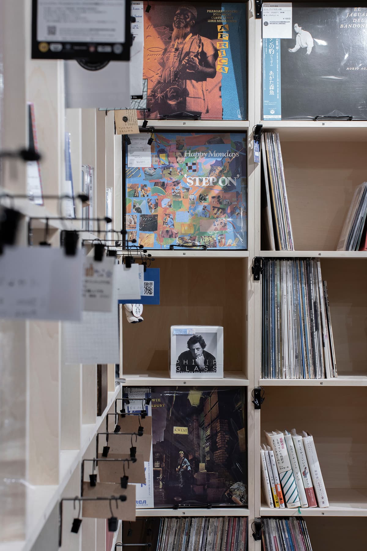 シェア型書店の音楽版 – Shelf 壁一面のLPレコード棚 奥行350mm