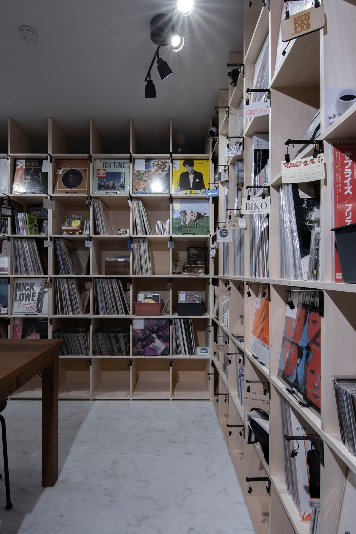 シェア型書店の音楽版 　壁一面のレコード棚