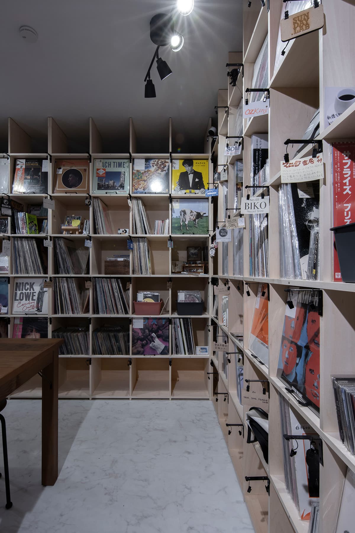 シェア型書店の音楽版 壁一面のレコード棚