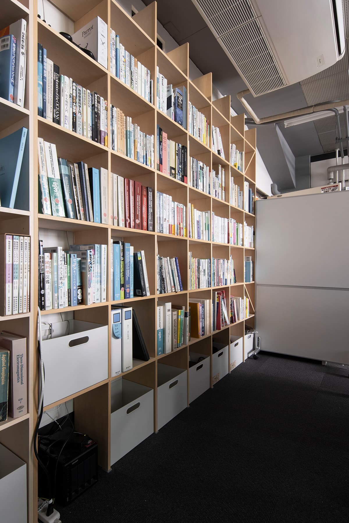 早稲田大学創造理工学部環境資源工学科の研究室に 壁一面の本棚