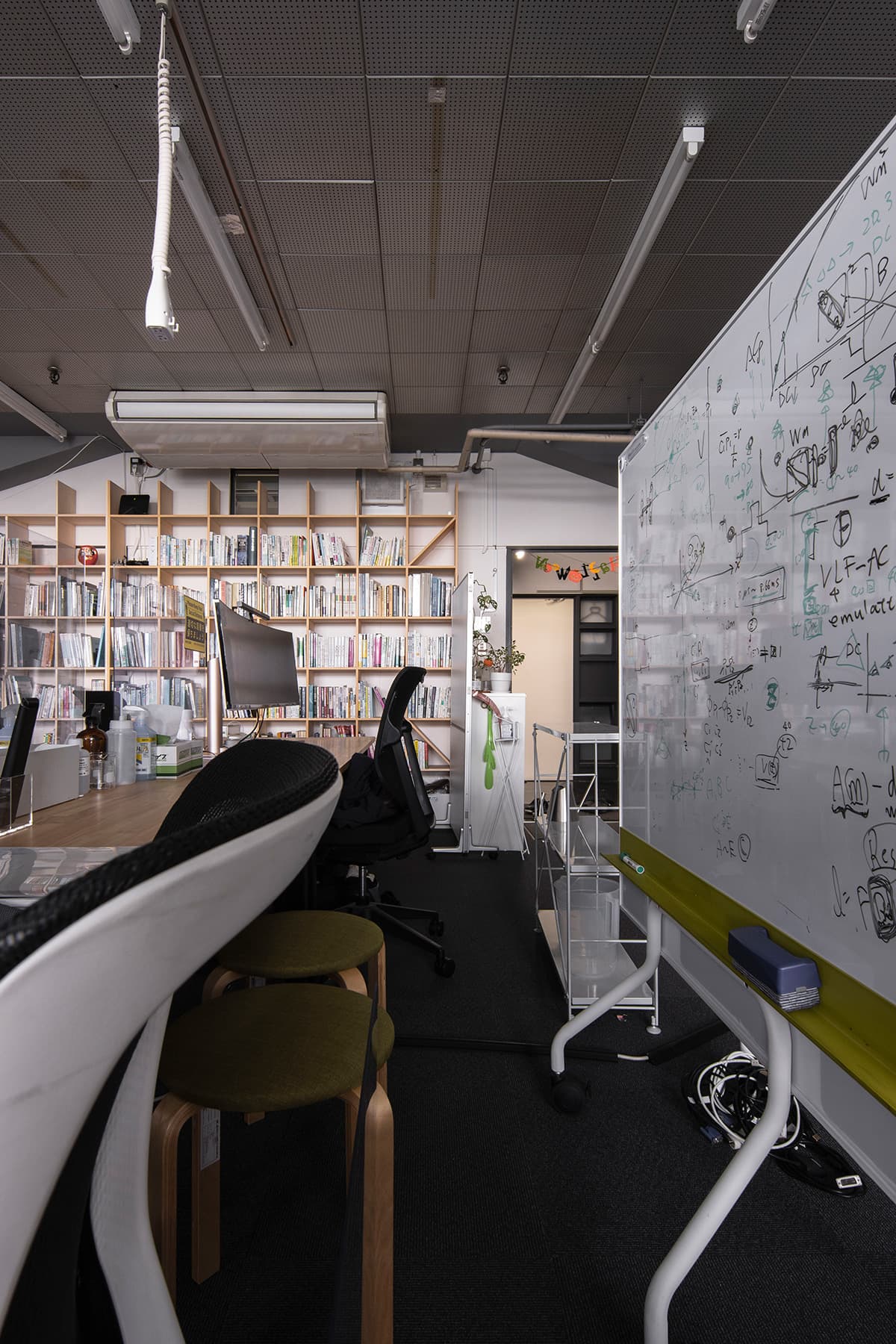 早稲田大学創造理工学部環境資源工学科の研究室に 壁一面の本棚