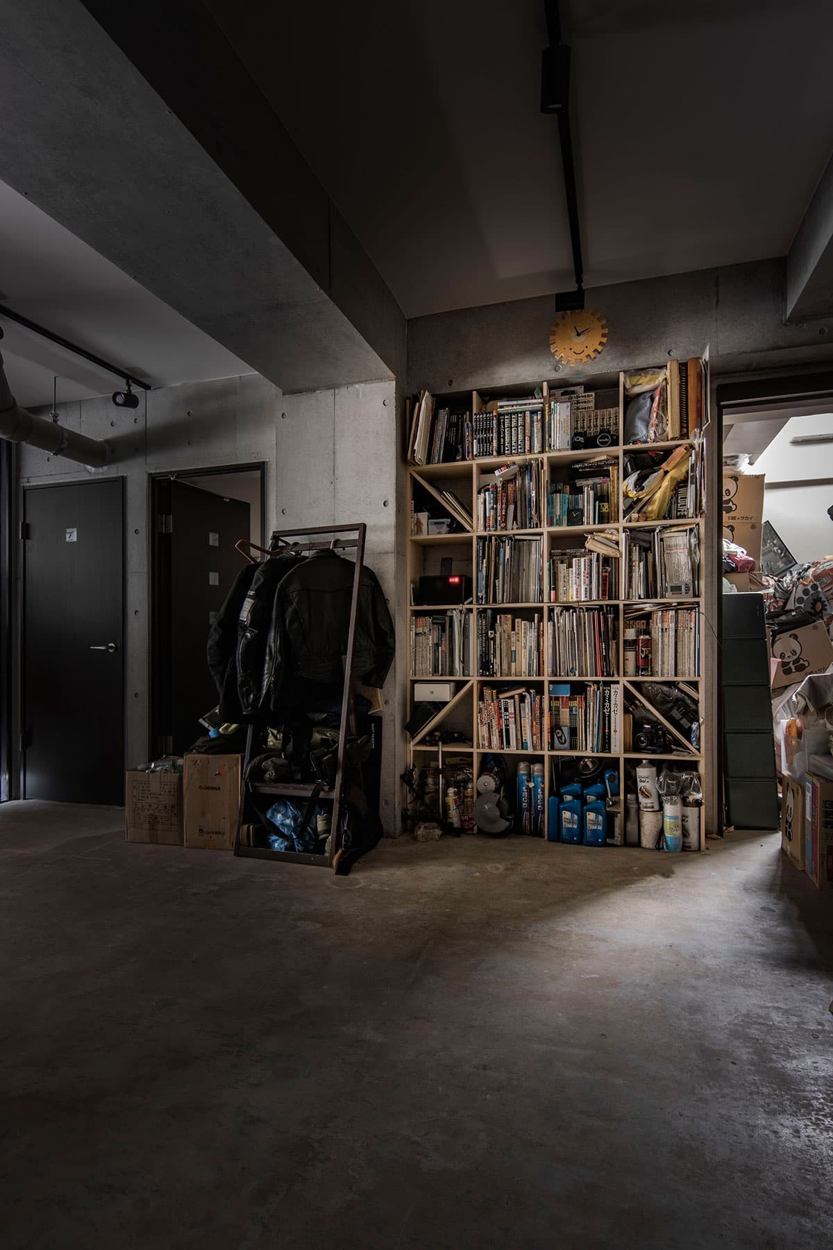 静かなカオスの中で　車庫に置かれた壁一面の本棚