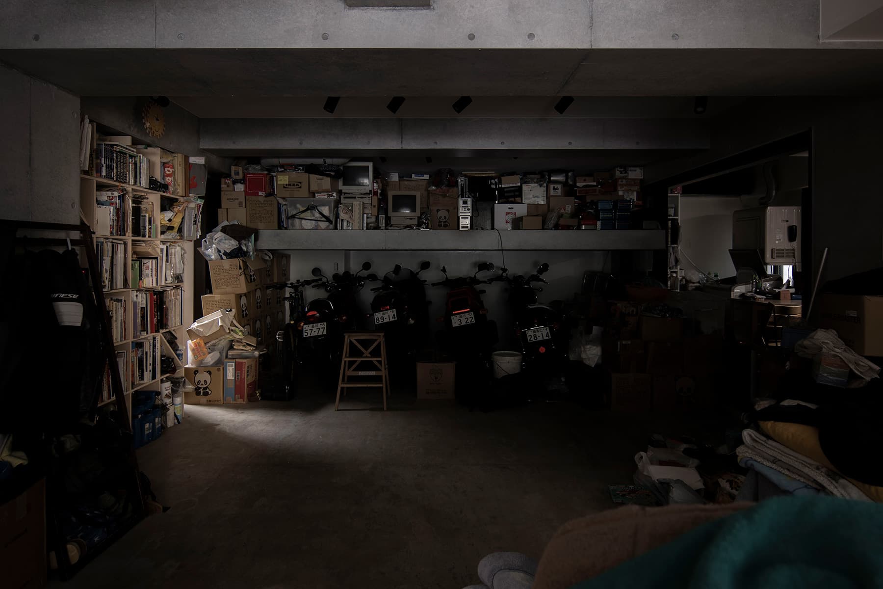 静かなカオスの中で　車庫に置かれた壁一面の本棚