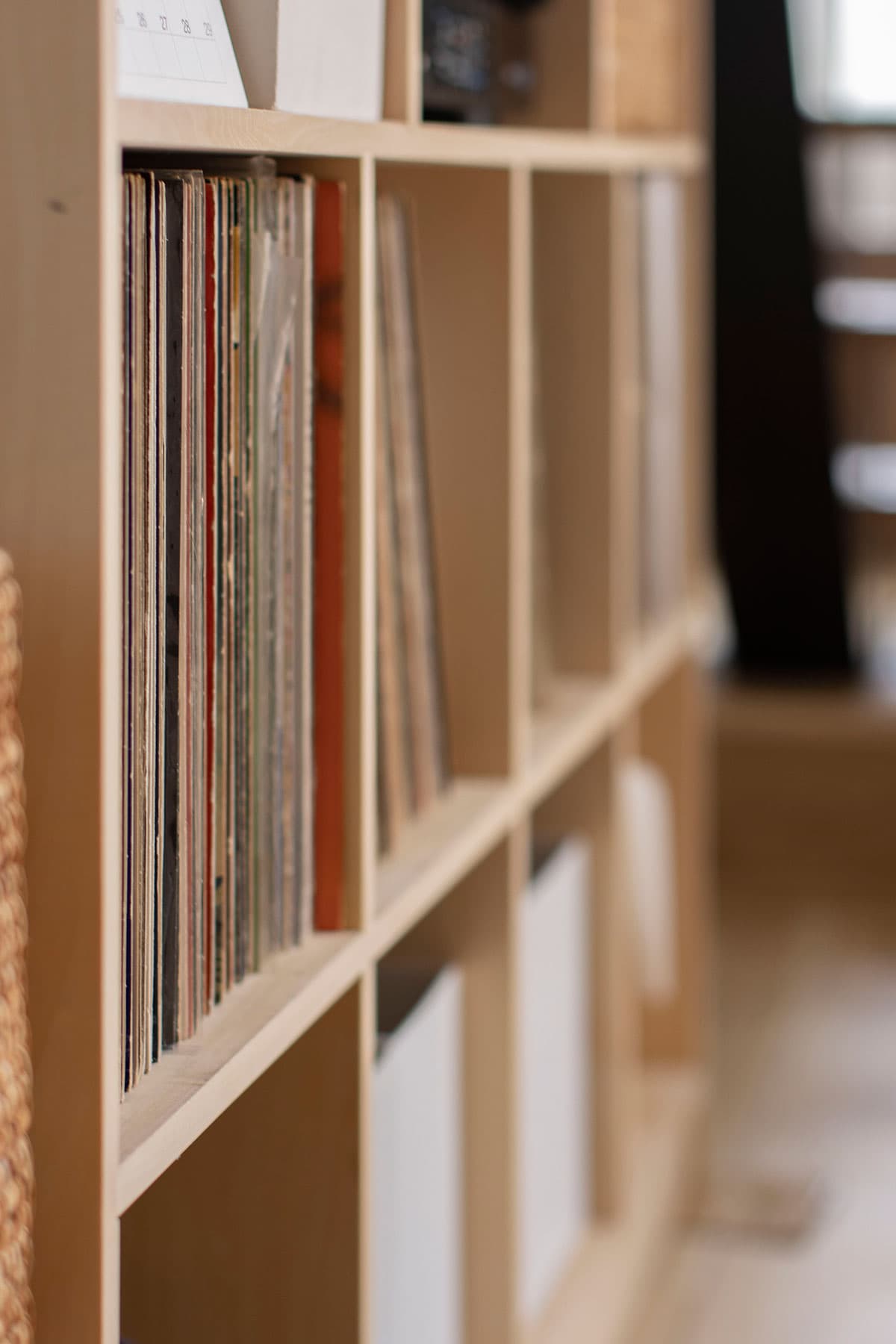 DJブース 音場空間　LPレコード棚　LPレコードを反対に収納