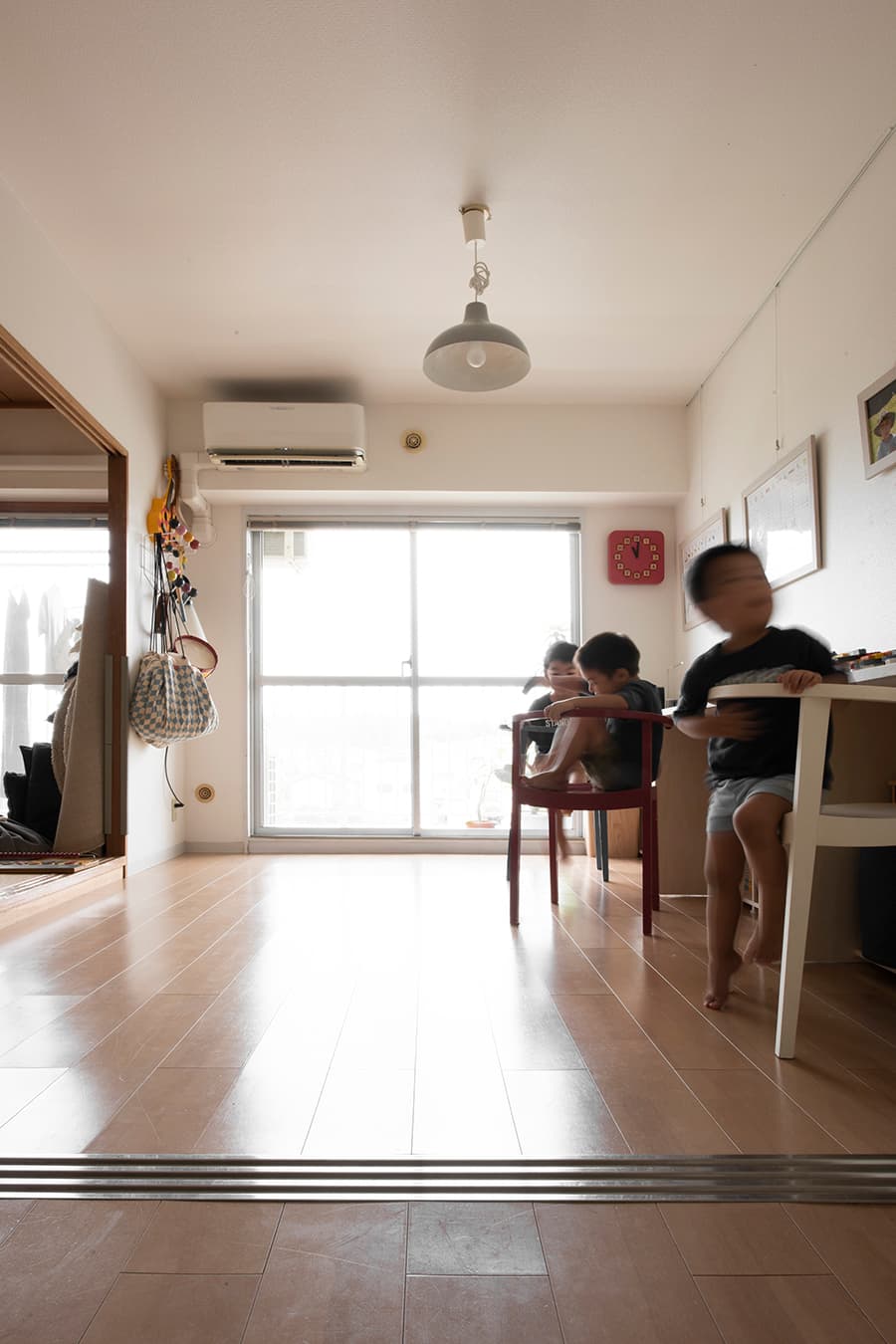 一列に並べた勉強机を３人兄弟で仲良く使う / ロータイプのカウンターを活用する