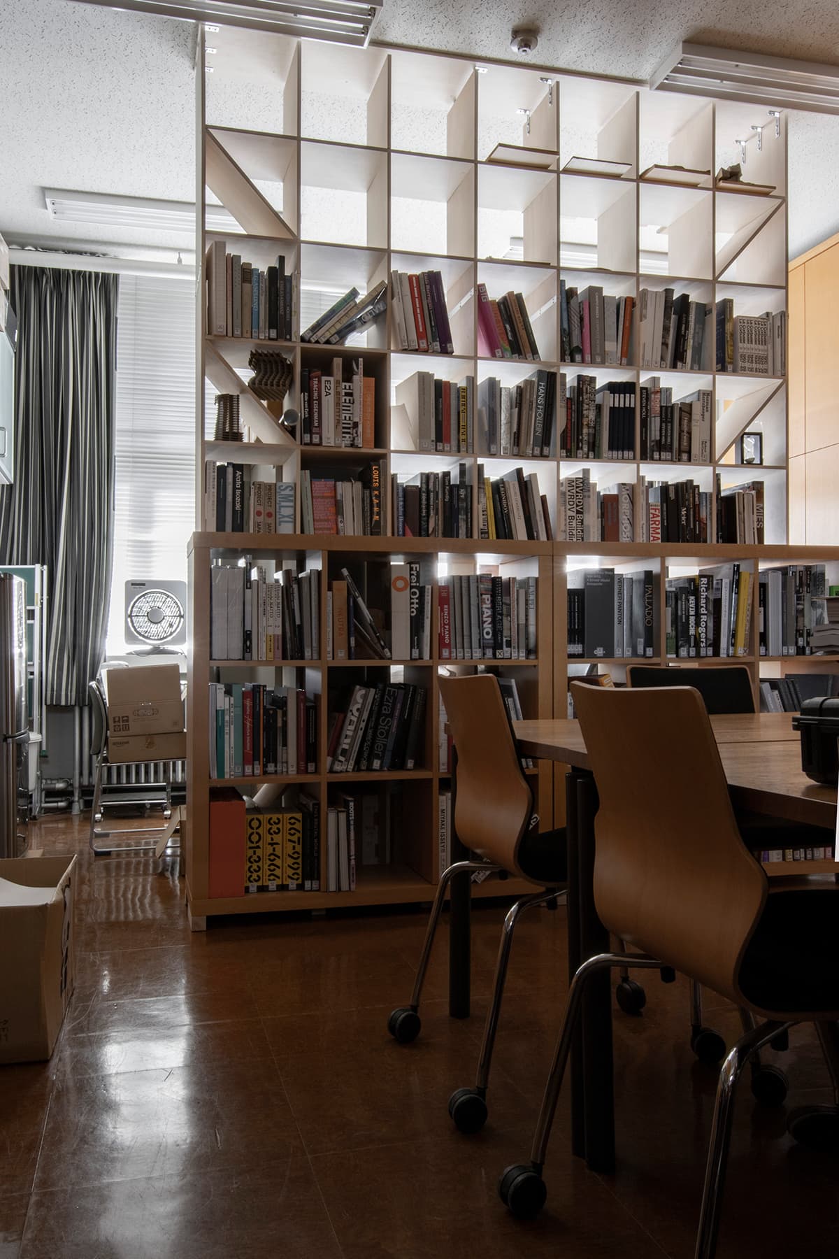 建築学科研究室の間仕切りを兼ねた本棚に - [TOPIX 18] 大学の研究室に