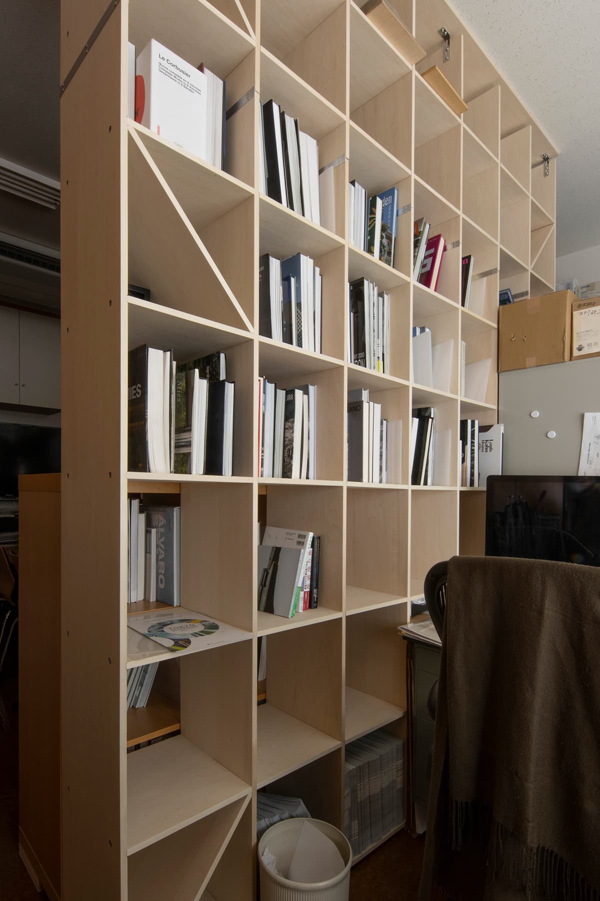 建築学科研究室の間仕切りを兼ねた本棚に - [TOPIX 18] 大学の研究室に
