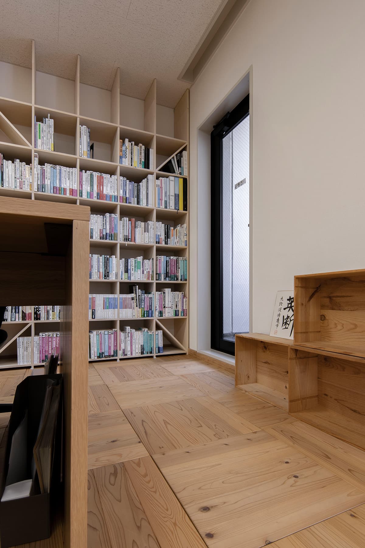 株式会社テンクー様のオフィス – Shelf 壁一面の本棚 