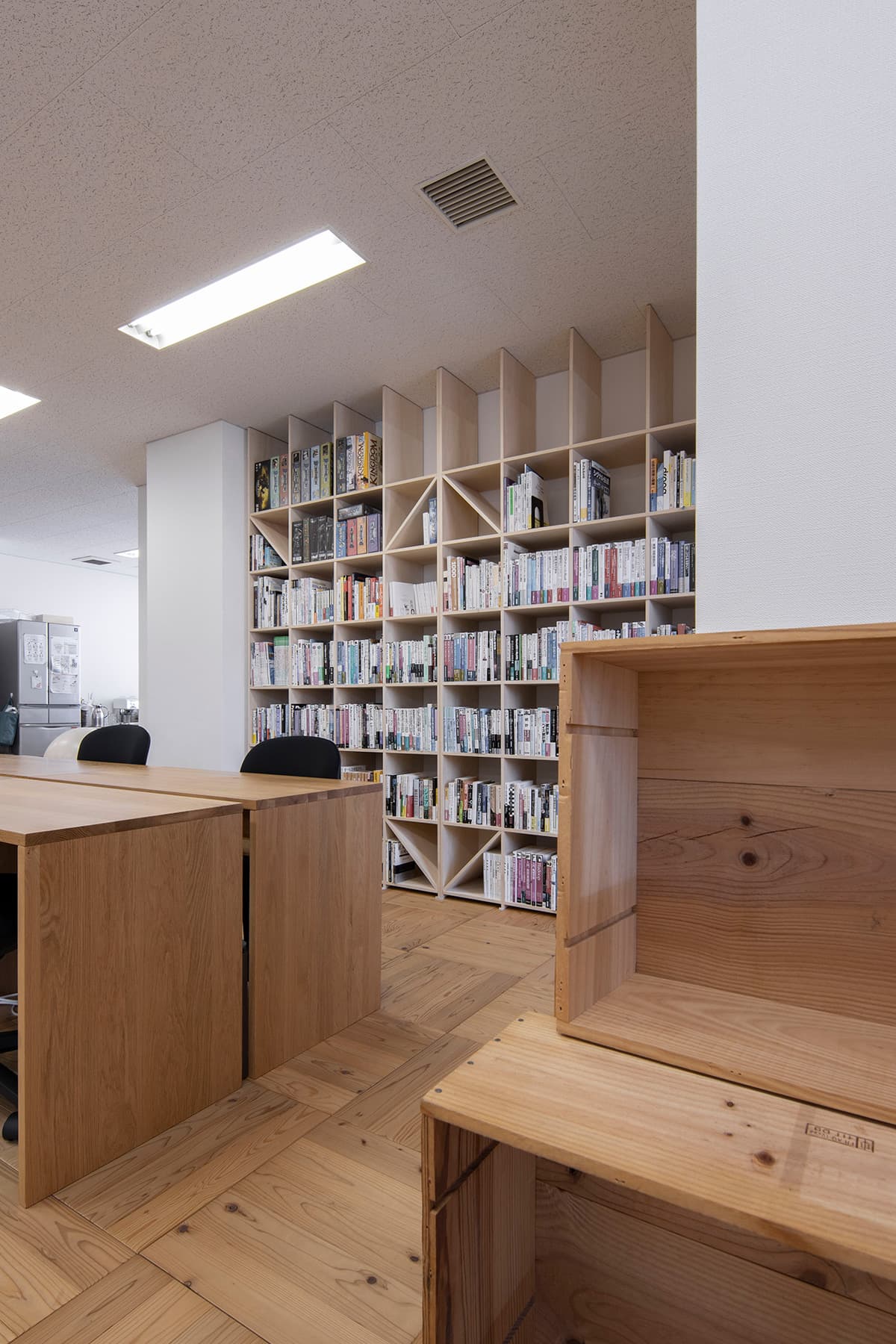 株式会社テンクー様のオフィス – Shelf 壁一面の本棚 