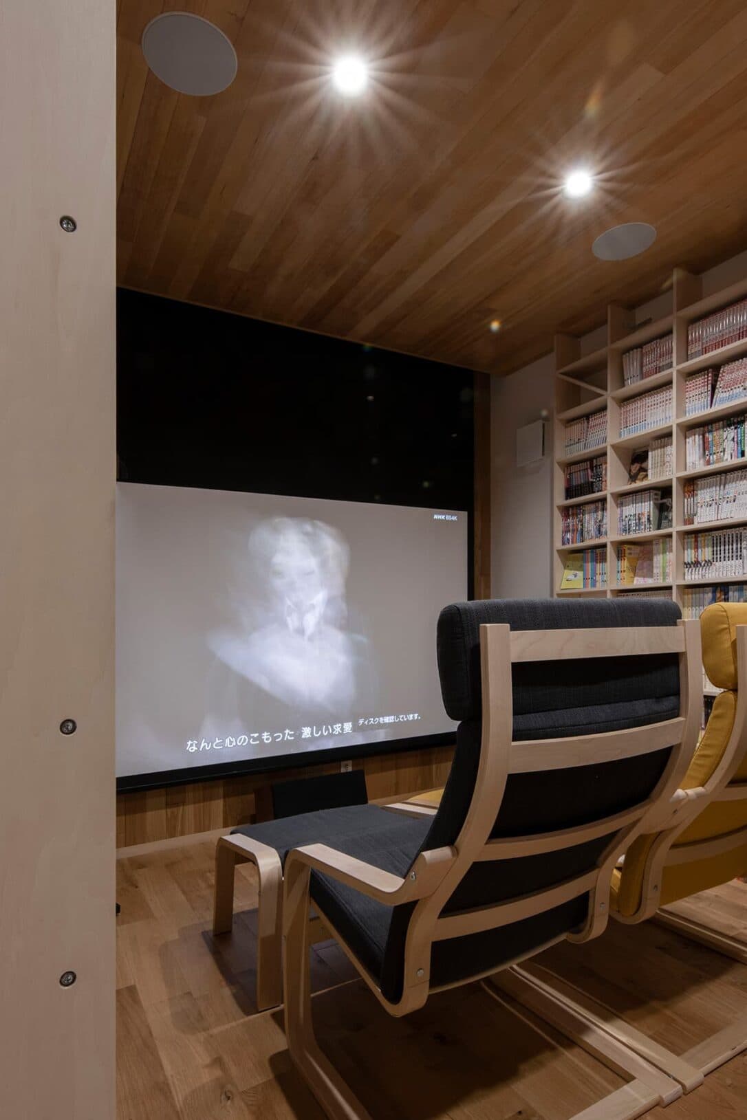 映画館の様なホームシアター – Shelf 壁一面の本棚 奥行180mm – マルゲリータ使用事例