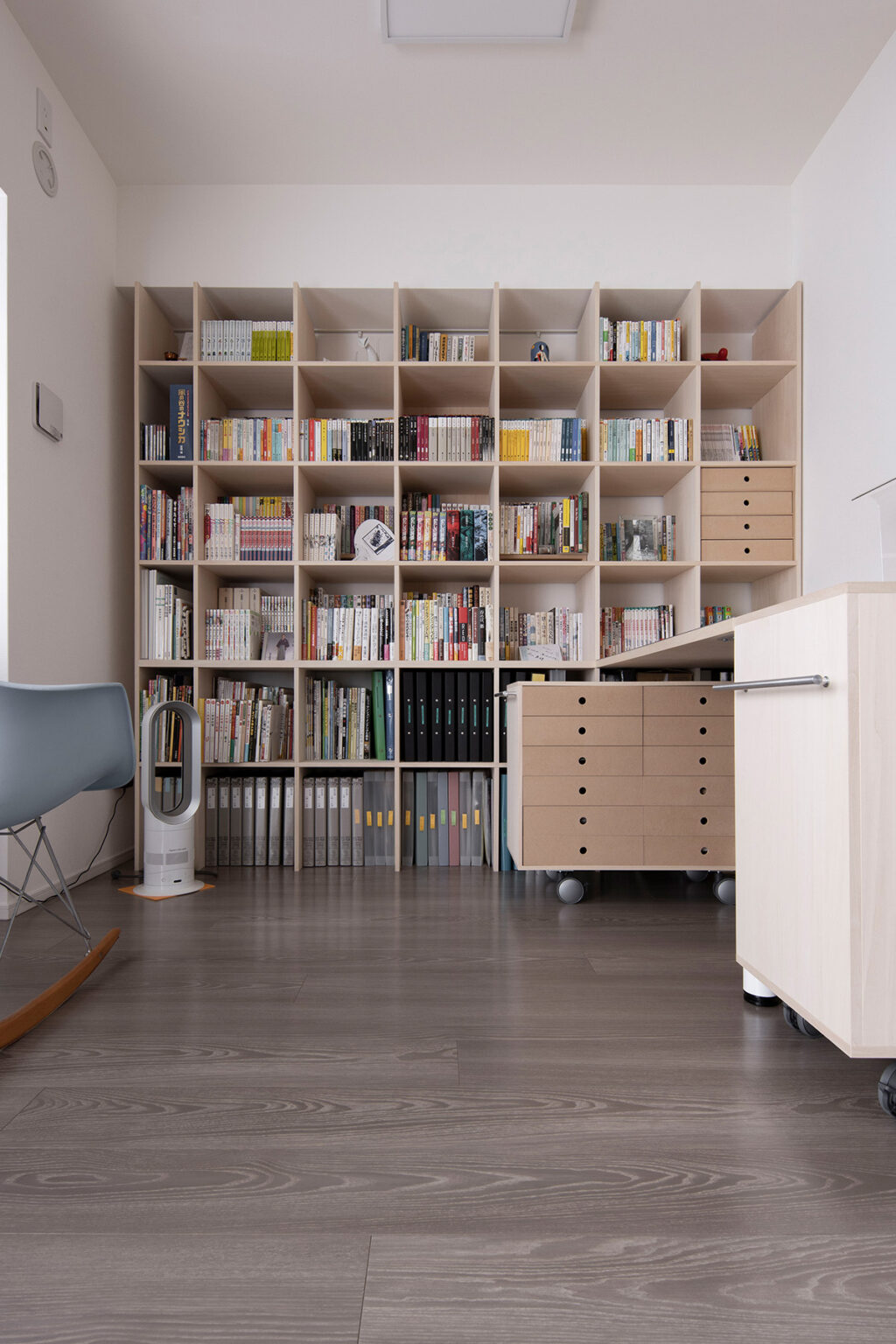 ミニマルな書斎の構成　本棚と移動式収納