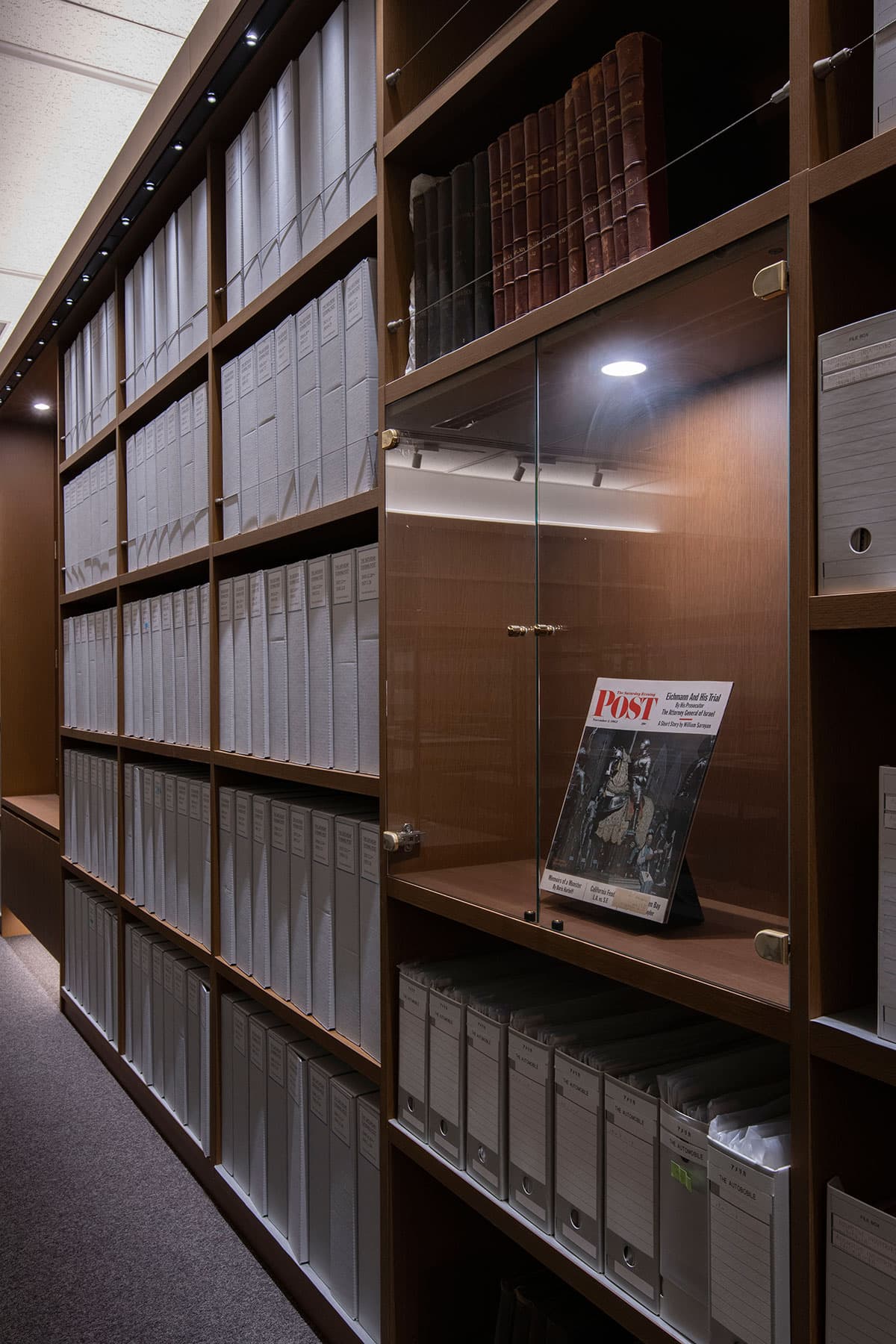 トヨタ博物館 貴重資料室（非公開）  - 本を宙に浮かせるように飾れるブックスタンド