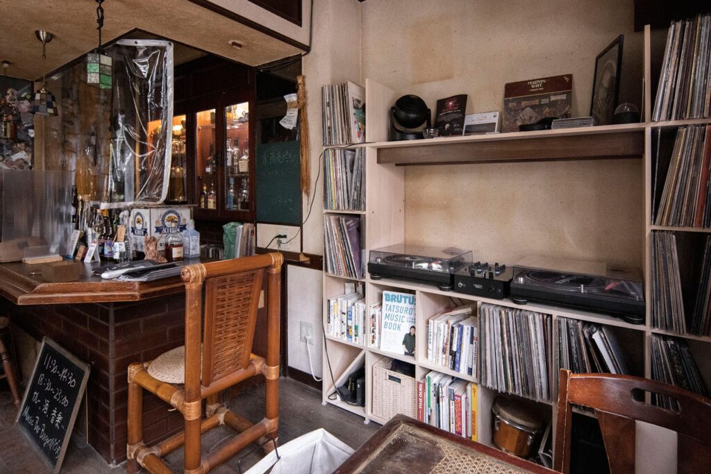 【File 681】Music Bar Bagus(バグース)のレコード棚 - マルゲリータお客様事例 - at SITE margherita