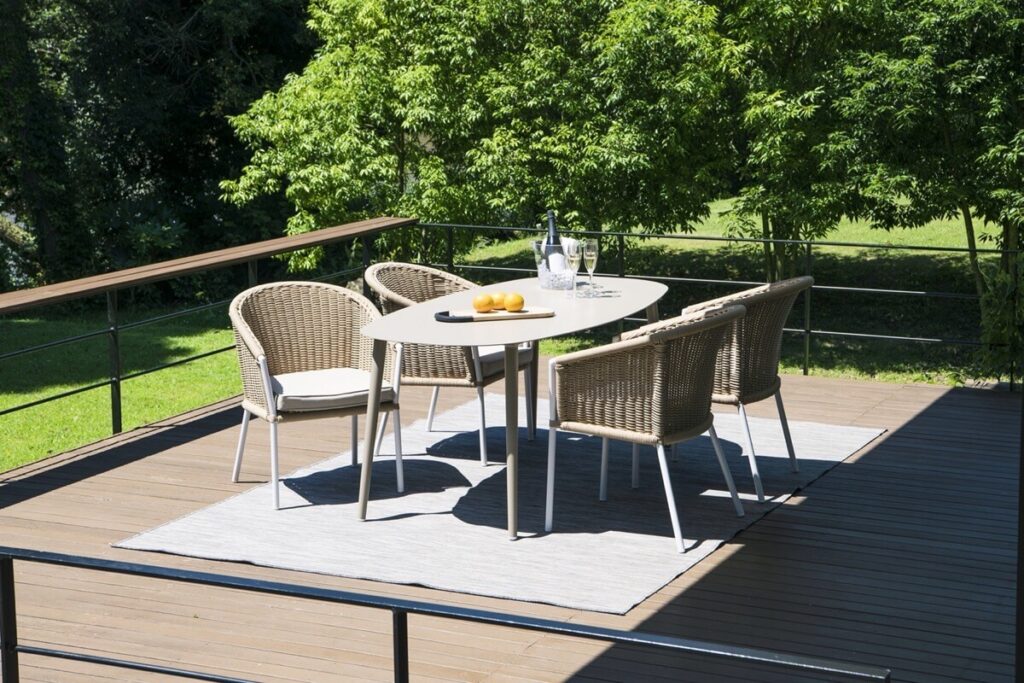 雨に強い庭用テーブル⑤ NU PLACE アルミ製ガーデンテーブル