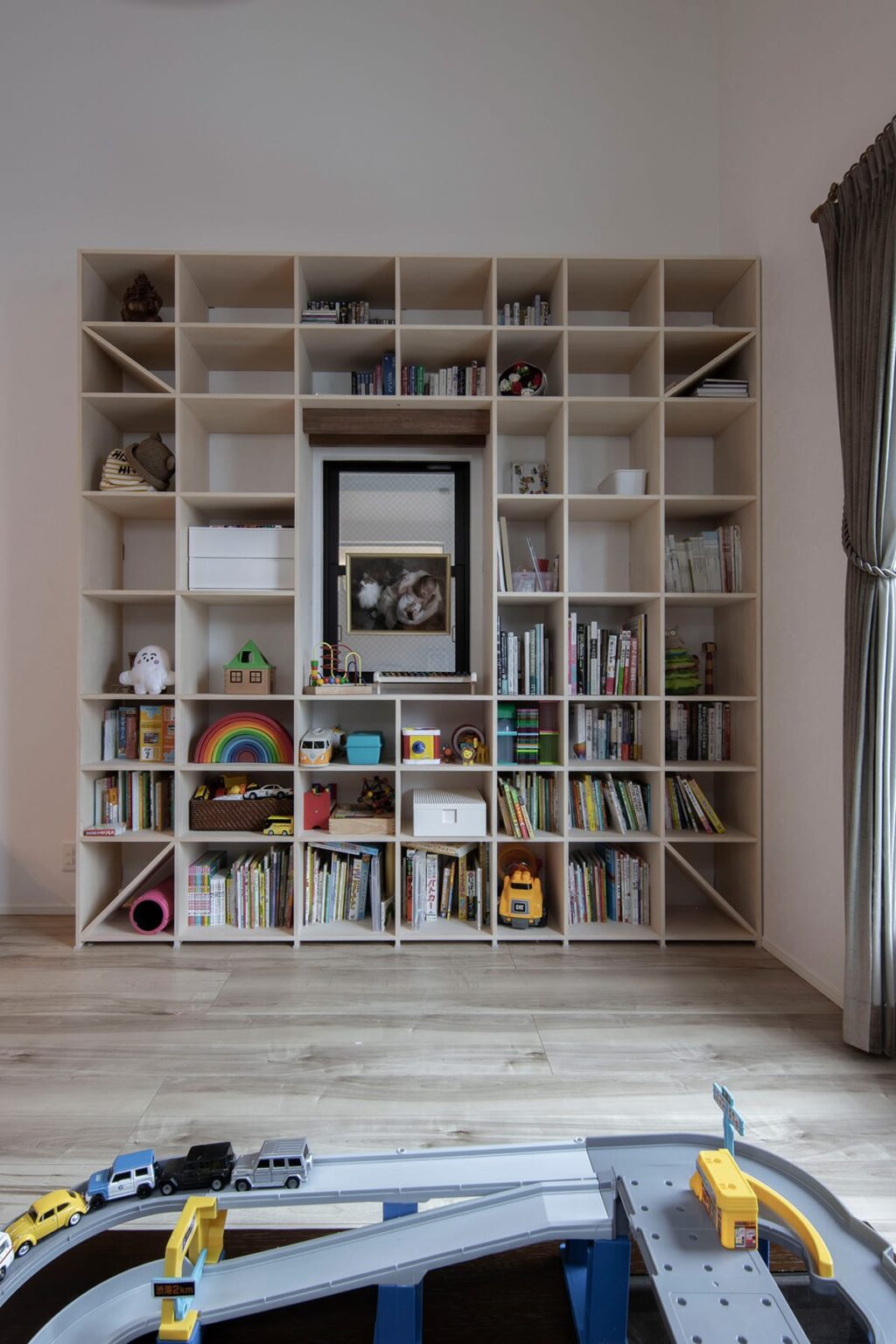 マルゲリータの「Shelf 開口部のある本棚」を、おもちゃ収納棚としてリビングに設置