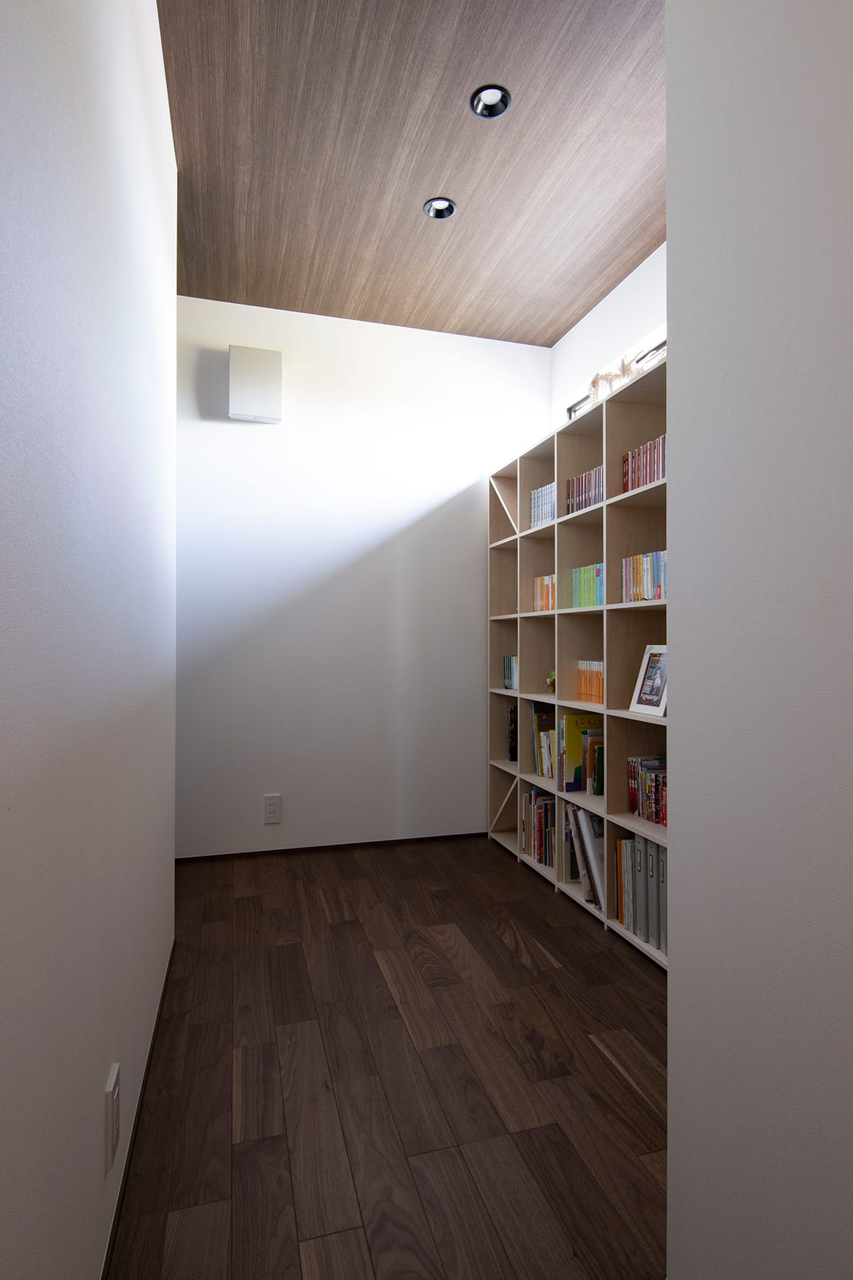 【File 690】アルコーブに設置された壁面本棚- Shelf 開口部のある本棚 - マルゲリータお客様事例