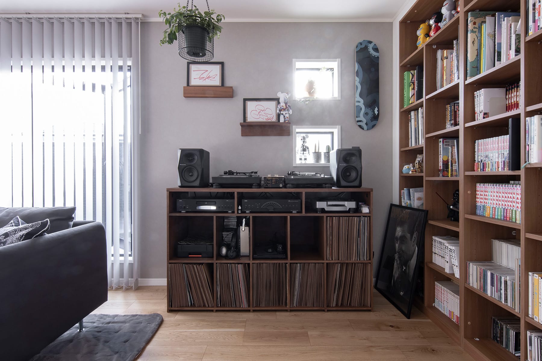 リビングルームの一角にあるDJブース - Shelf ロータイプ本棚 - マルゲリータお客様事例