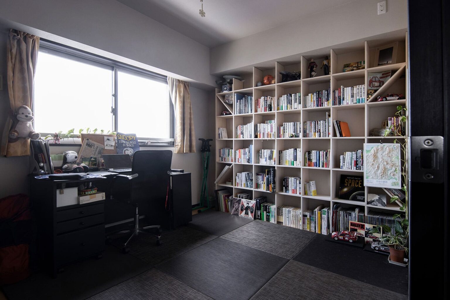 大きな梁下を有効に活用する – Shelf 壁一面の本棚 奥行250mm – マルゲリータお客様事例