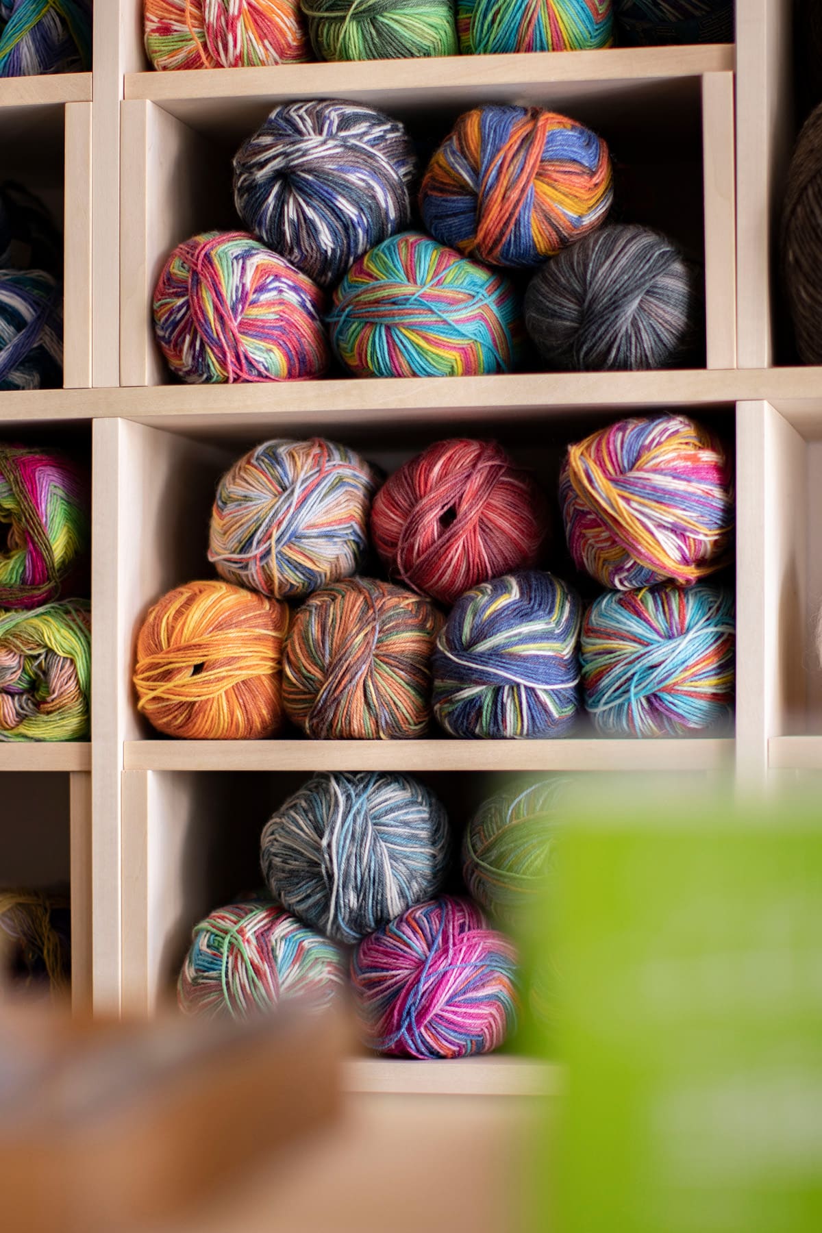 街の毛糸屋さん 鎌倉きゅっＱ - Shelf 壁一面の本棚 手編み作品の販売や手芸資材