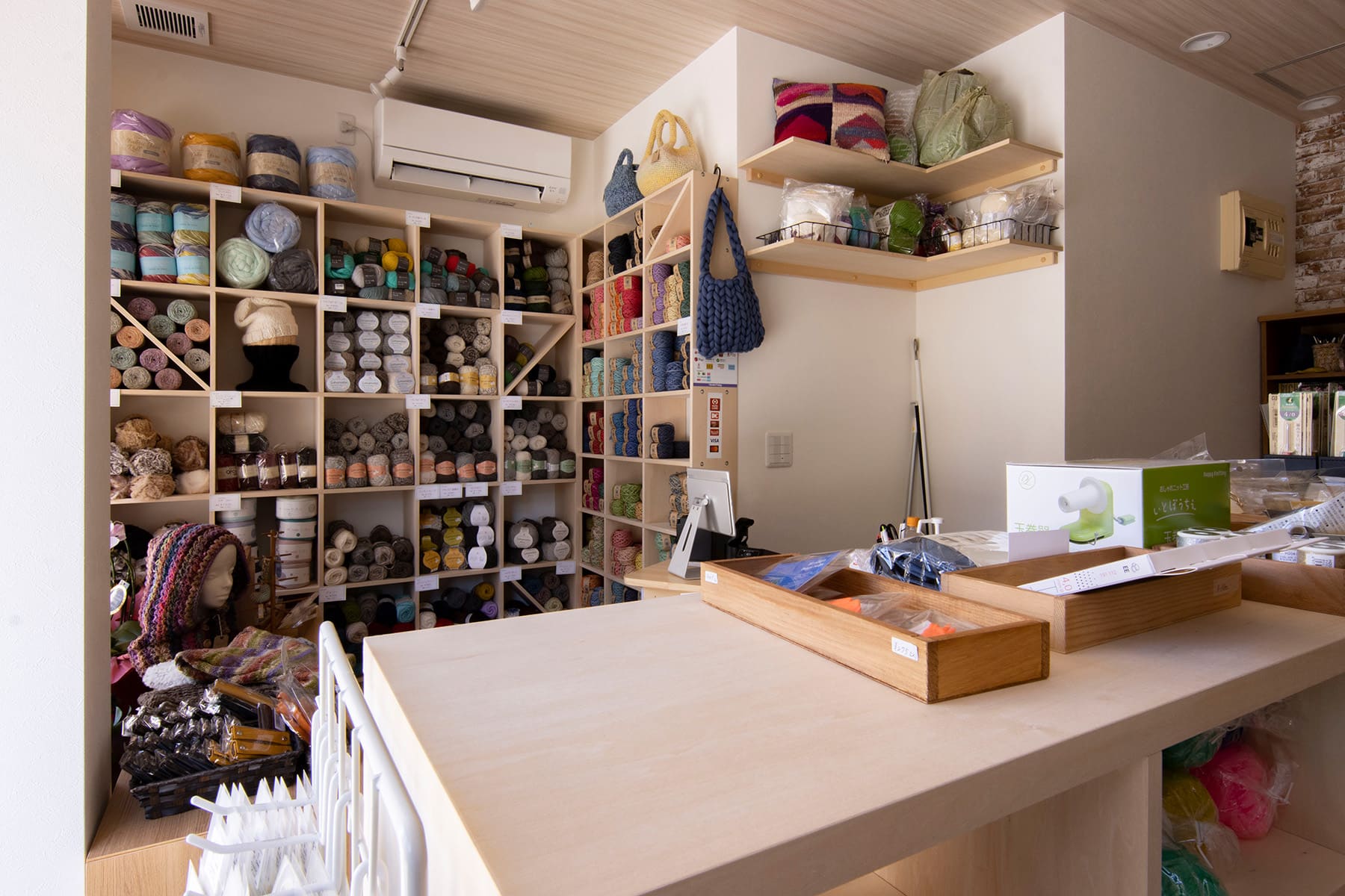 街の毛糸屋さん 鎌倉きゅっＱ - Shelf 壁一面の本棚 を使った展示什器