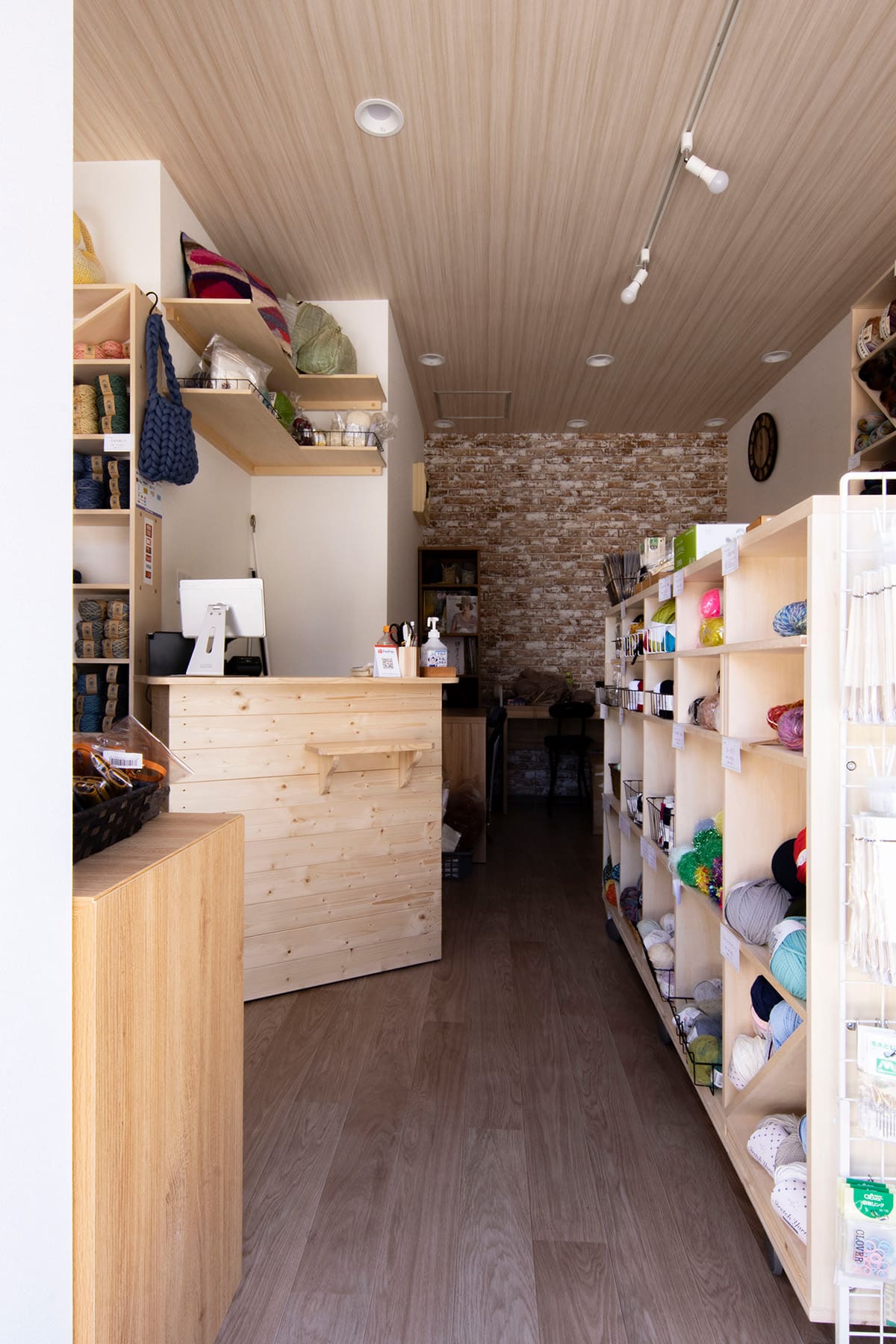 街の毛糸屋さん 鎌倉きゅっＱ - Shelf 壁一面の本棚 を使った展示什器