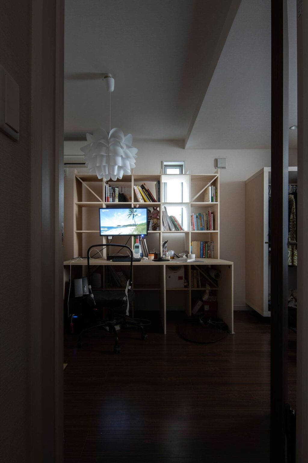 部屋の一角をコンパクトながらも使いやすい書斎空間