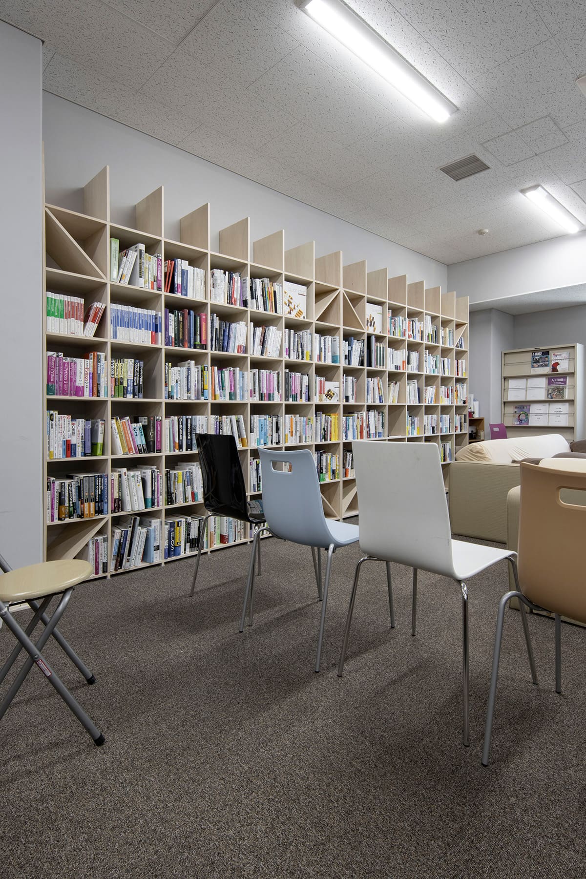 豊田工業大学知能数理研究室壁一面の本棚 