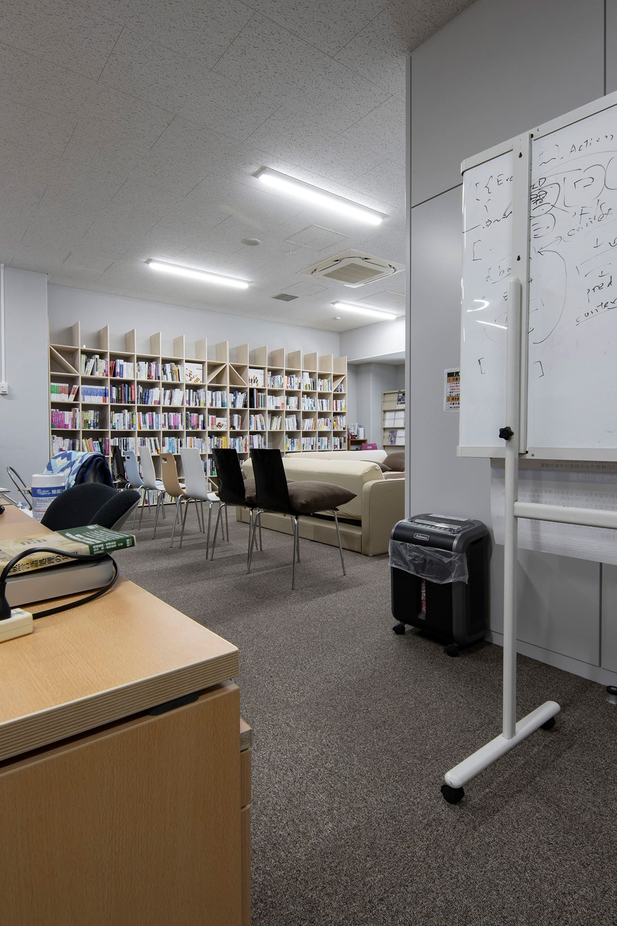 豊田工業大学知能数理研究室壁一面の本棚 