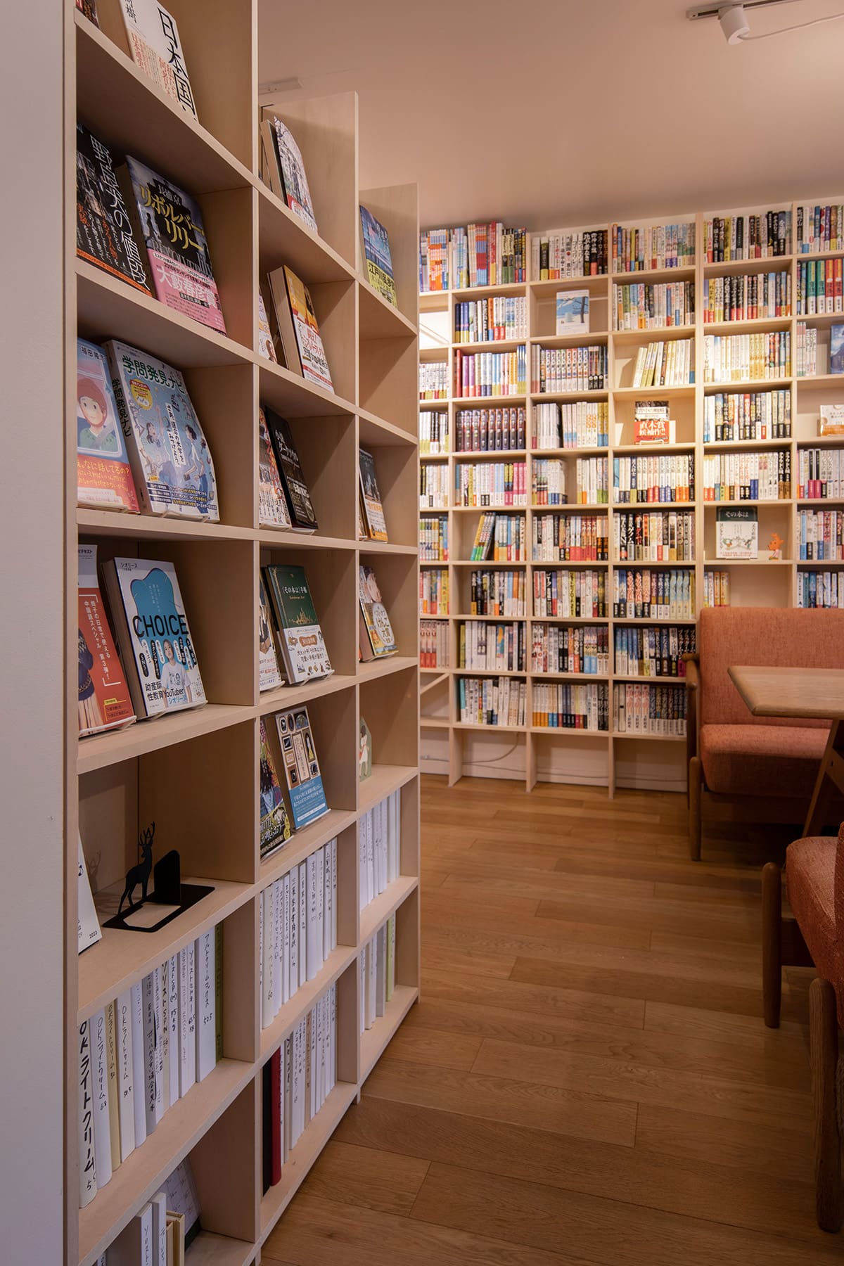 （株）ブックウォール オフィスの本棚 - Shelf 壁一面の本棚 - マルゲリータお客様事例